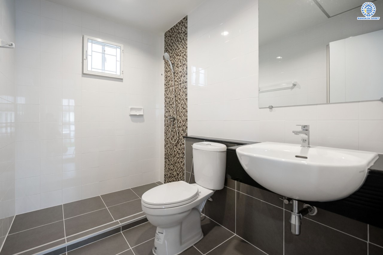 บ้านมือสองตกแต่งใหม่ ม.พฤกษาวิลเลจ10 บางใหญ่ เนื้อที่ 58.6 ตร.ว. ตอบโจทย์ทุกการอยู่อาศัย ฟังก์ชัน 3 ห้องนอน 2 ห้องน้ำ 1 ที่จอดรถ บรรยากาศเป็นส่วนตัว บนทำเลศักยภาพ เชื่อมต่อถนนกาญจนาภิเษก ใกล้เซ็นทรัลเวสต์เกต ทางด่วน "ศรีรัช" และรถไฟฟ้า "สถานีตลาดบางใหญ่"